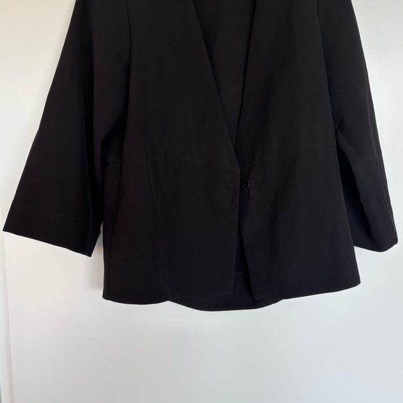 Classic Elegant Women's Suit Jacket with Single Snap Closure, Black, Size 34. - Picture 4 of 9